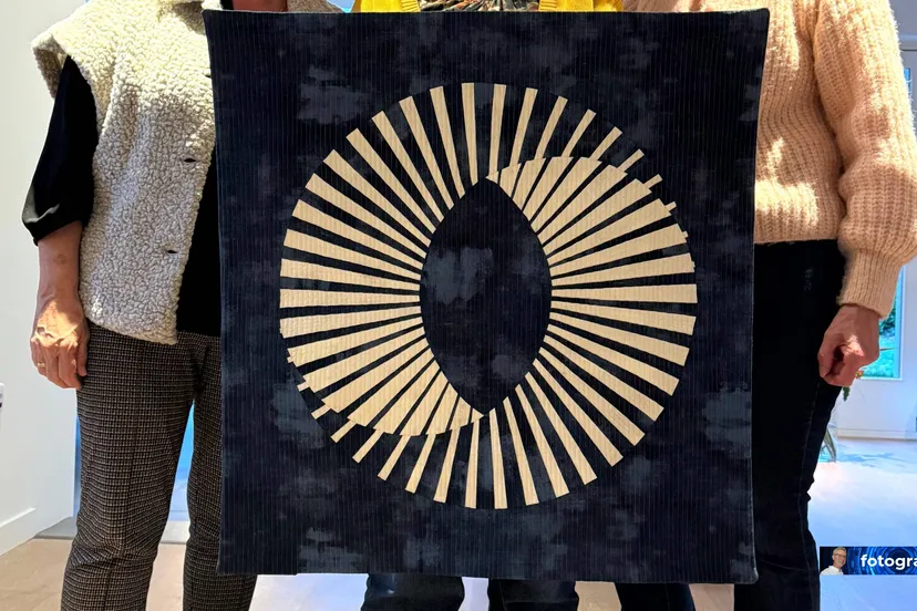 2025-12-24 Meta van Elk, Cathy Vincent en Dicky van der Veer met de quilt Infinity (foto Ben de Graaf)
