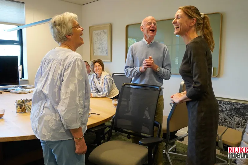 2026-04-23 wim oudejans  gefeliviteerd door college-1