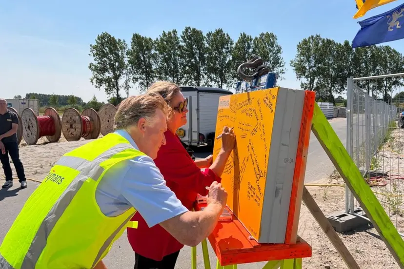 wethouder20en20erik20vos20schrijven20boodschap20op20kzst blok2001