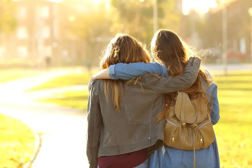 twee20gearmde20vrouwen20op20rug20 20empowerment20day20 20istock 1