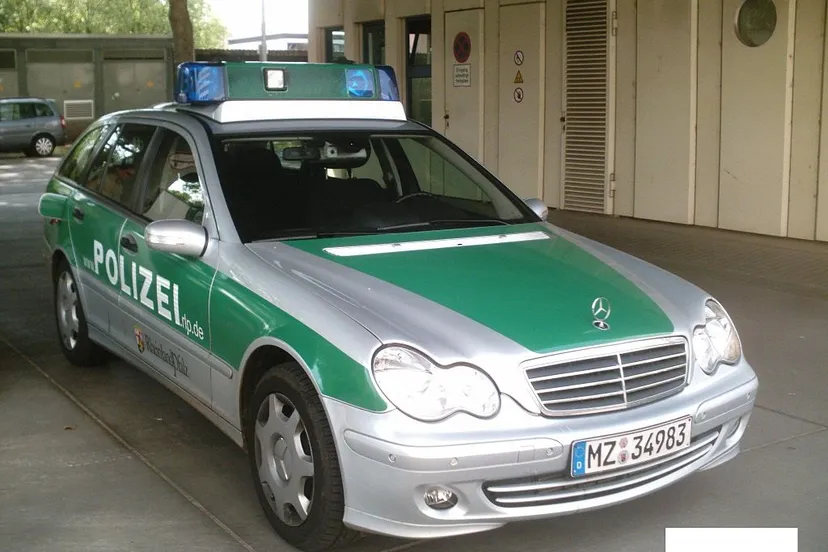1024px streifenwagen mercedes benz c klasse der polizei rheinland pfalz mit zustzlichem landesaufkleber rheinland pfalz