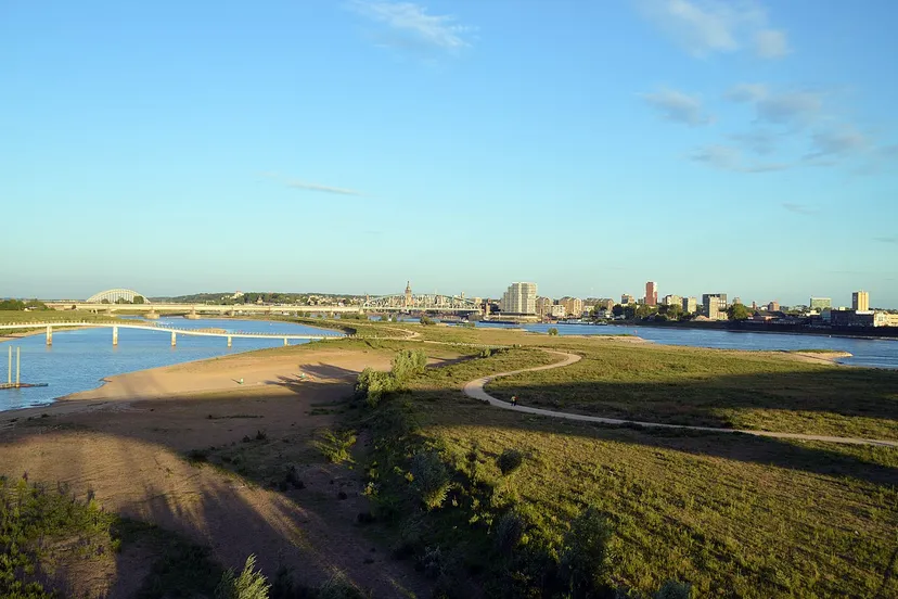 1280px skyline nijmegen vanaf stadsbrug de oversteek cc by sa 40 wikipedia roger veringmeier