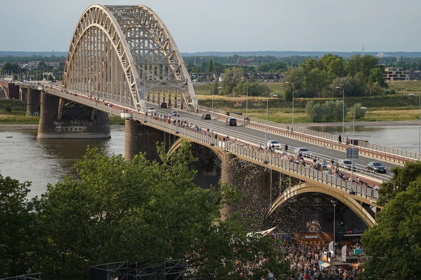 180723 vierdaagsefeesten janwillemdevenster bloemenregen