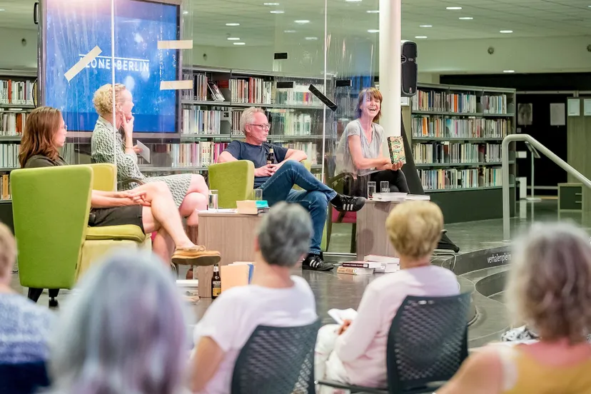 boekenproeverij in bibliotheek de marienburg fotograaf marcel krijgsman