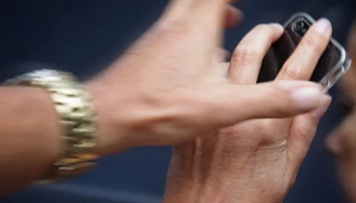 d closeup van man die mobieltje afpakt op straat1