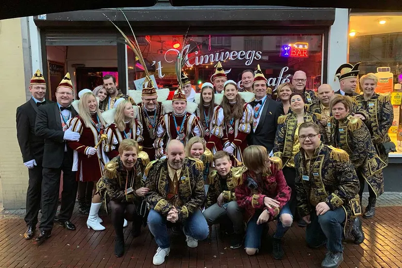 groepsfoto met prinsde feestplekkers