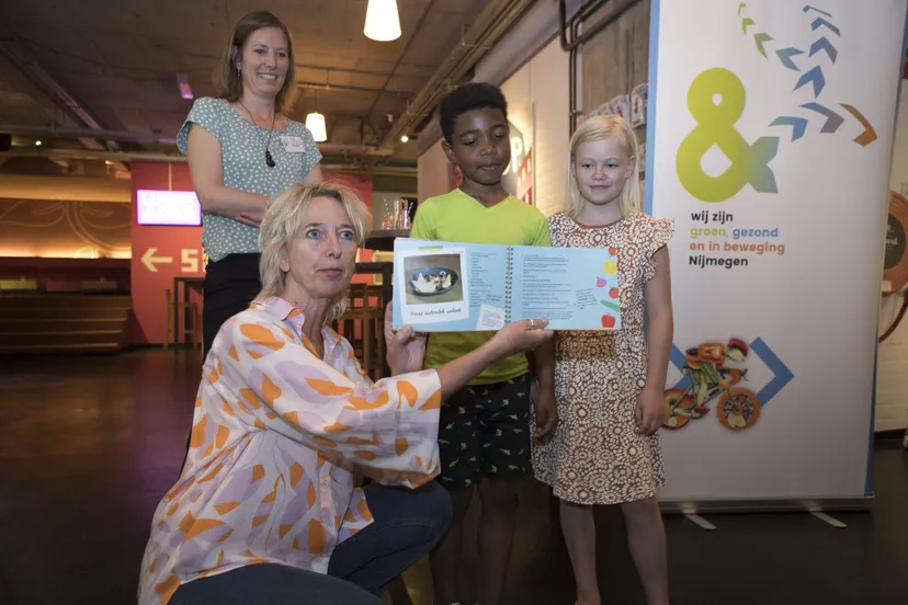 jamayro elyse overhandigen 1e exemplaar van het vetlekker receptenboekje aan wethouder grete visser foto ger loeffen