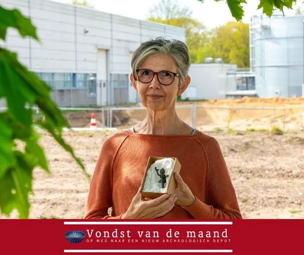 katja met beeldje3 n