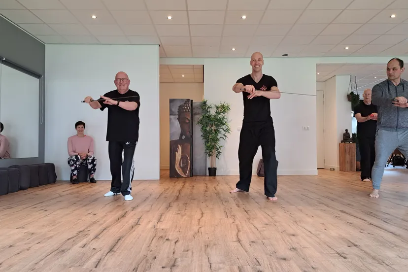 kleine groep met zwaard