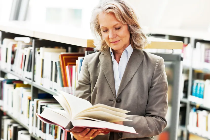 lezer zoekt lezers stockfoto