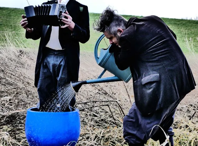 meneer zee de aardmannetjes 2 foto joke dedain staand web