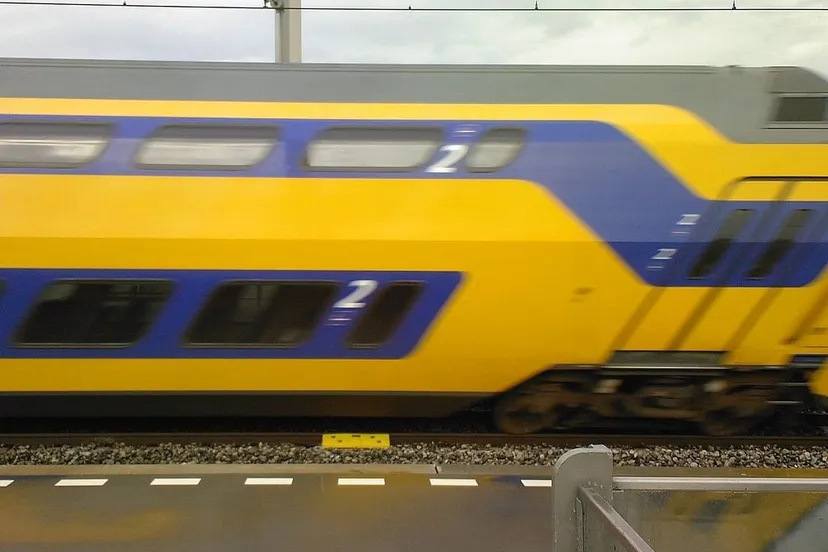 nederlandse spoorwegen trein met haast