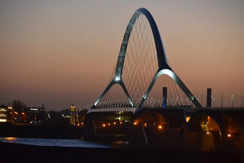 night scene at waalbridge nijmegen called de oversteek the rivercrossing panoramio cc by 30 wikipedia commons henk monster