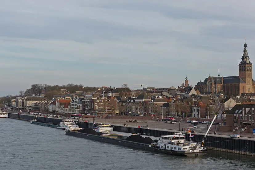 nijmegen stadszicht vanaf de spoorbrug foto5 2016 03 26 1747 cc by sa 40 michielverbeek