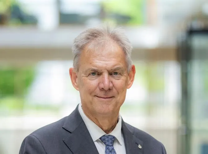 oud rector han van krieken liggend