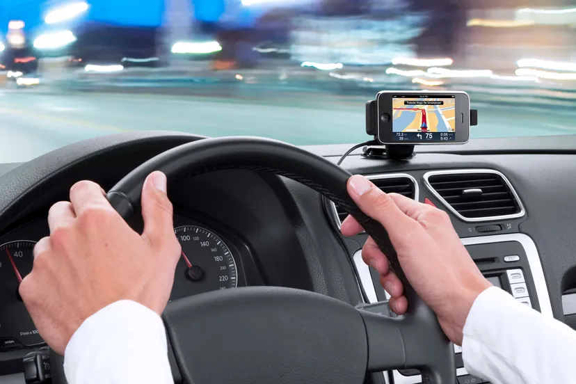 tomtom iphone verkeer bestuurder navigatie auto chauffeur wegen snelweg stad file hq persfoto e1445873330478