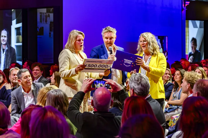 uitreiking cheque vriendenloterij amy van leiden