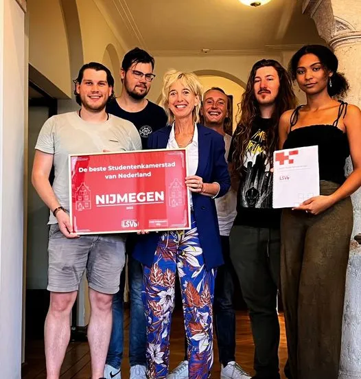 wethouder grete visser met studenten c gmeente nijmegen