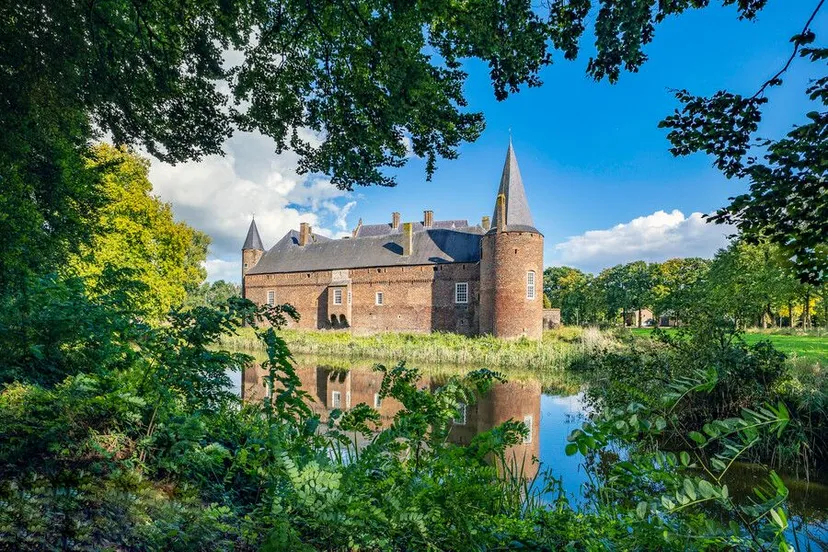 kasteel hernen achteraanzicht zomer