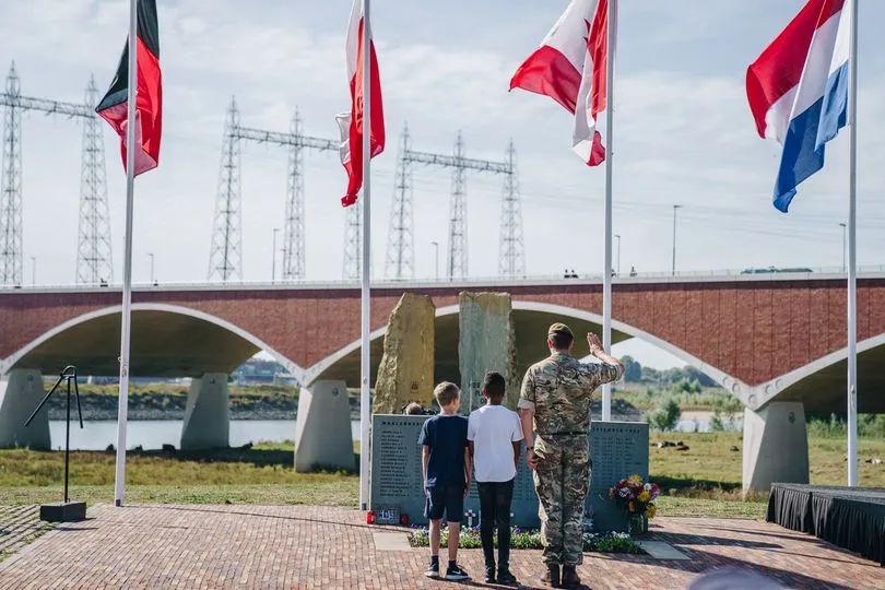 herdenkingwaalsprong oversteek n