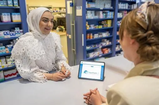 foto busra aan balie apotheeknl