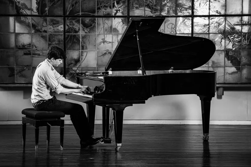 alexander aan piano 12