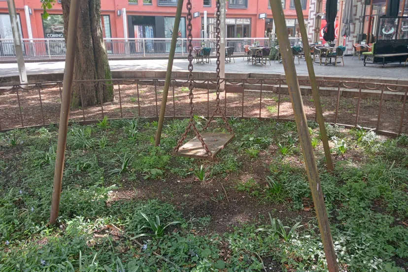 monument de schommel ter nagedachtenis aan het amerikaans bombardement op nijmegenjpg