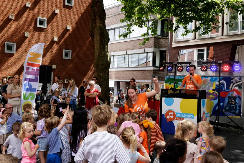 hallo kidsradio op het kidspodium tijdens de vierdaagsefeesten fotograaf marcel krijgsman1