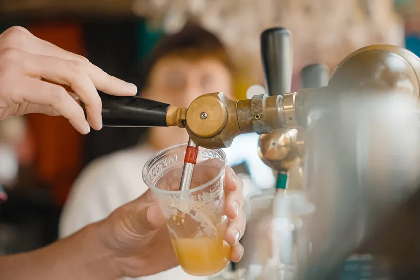 Tappen met beker Vierdaagsefeesten