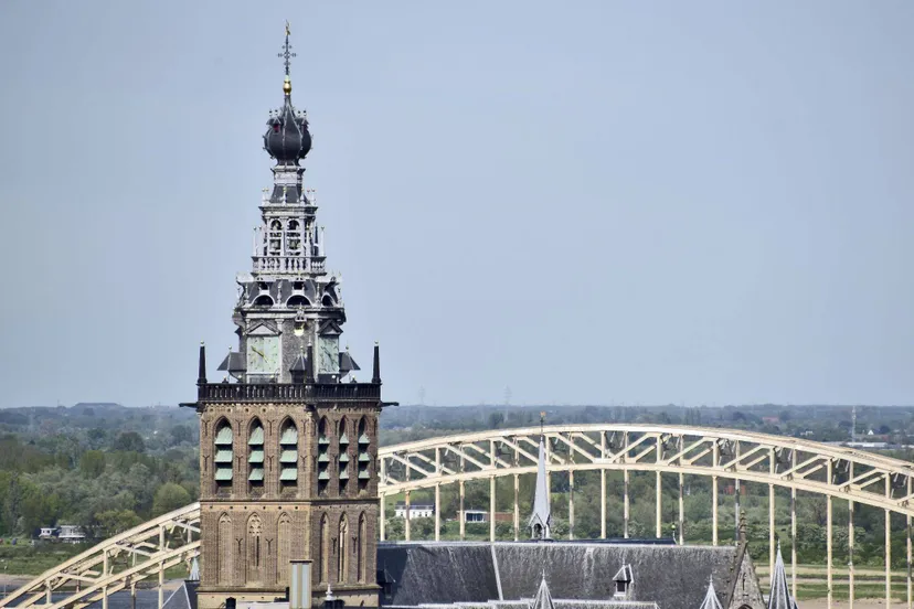 het-verhaal-zicht-op-stevenstoren-en-waalbrug