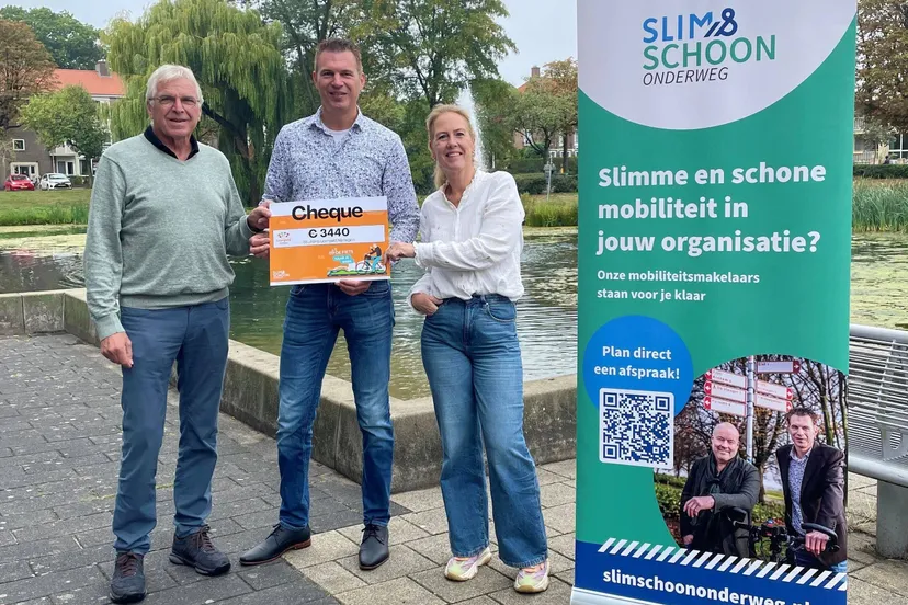 Foto Richard overhandigt cheque