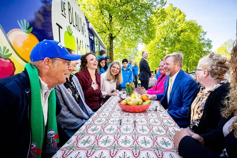 Koning Willem-Alexander op bezoek bij De Blauwe Tomaat in april. Patrick van Katwijk