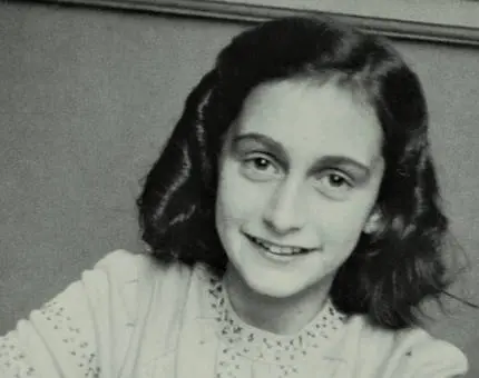 anne-frank-lacht-naar-de-schoolfotograaf-cropped