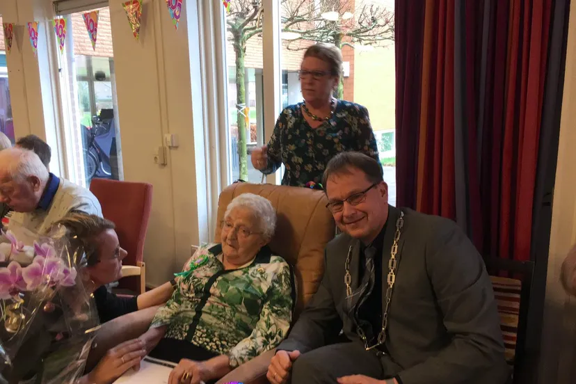 100 jaar dwn4z ax0aaoud9