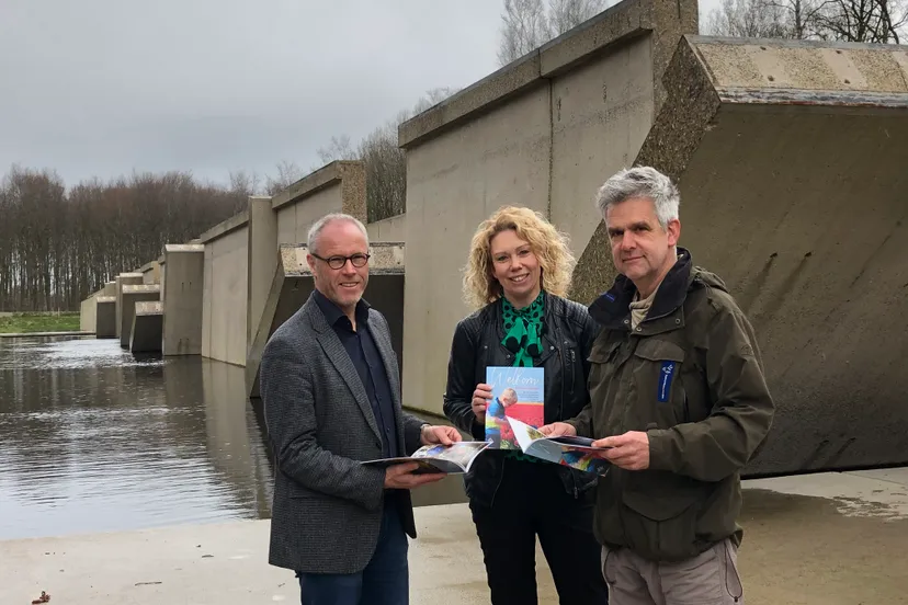 190327 overhandiging toeristisch magazine