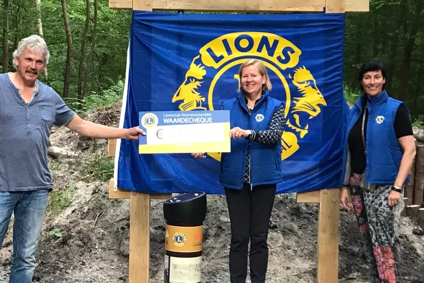 2020 05 26 cheque uitreiking aan sbb voor onderduikershut bestuur harco sbb 02