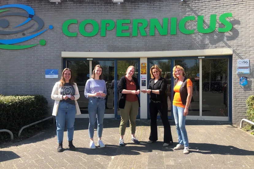 220429 overhandiging passen aan docenten almere college dronten locatie copernicus