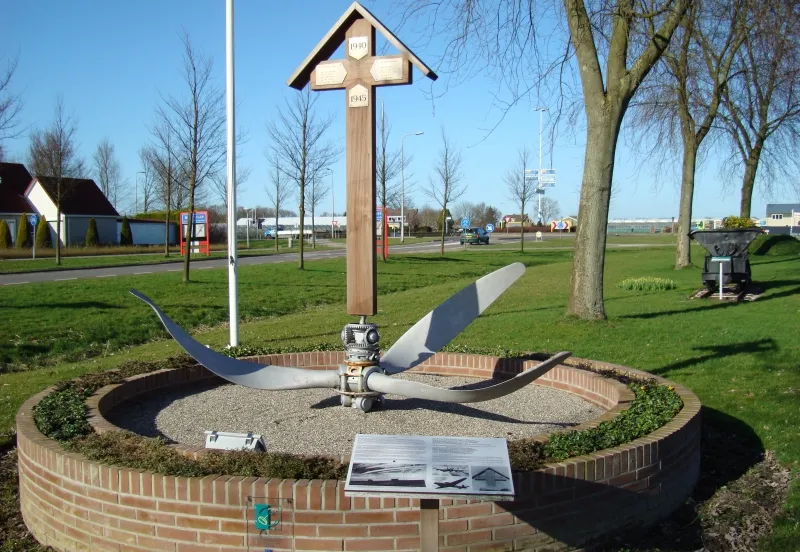 230267 marknesse monument voor geallieerde vliegers w800 h600