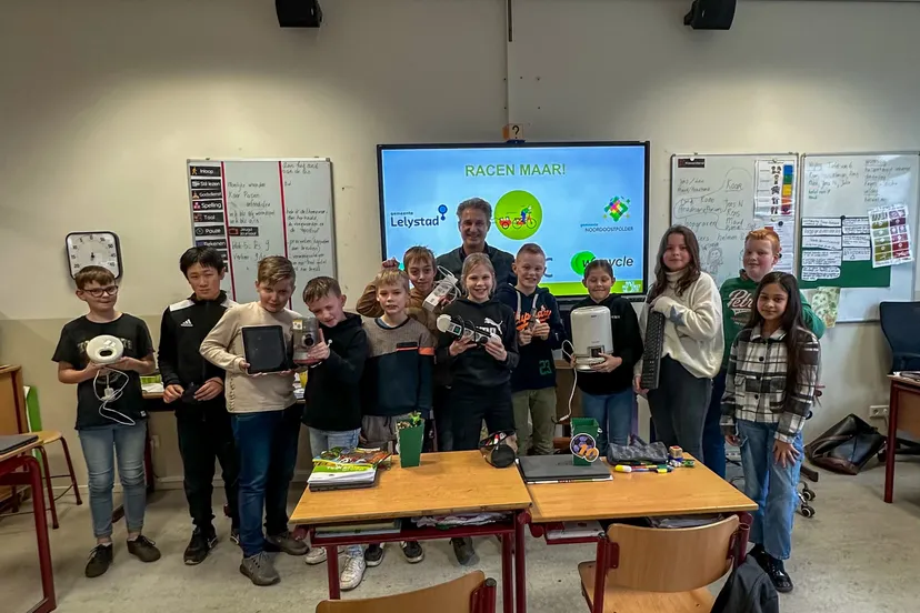 240229 e waste race kick off op de lichtboei