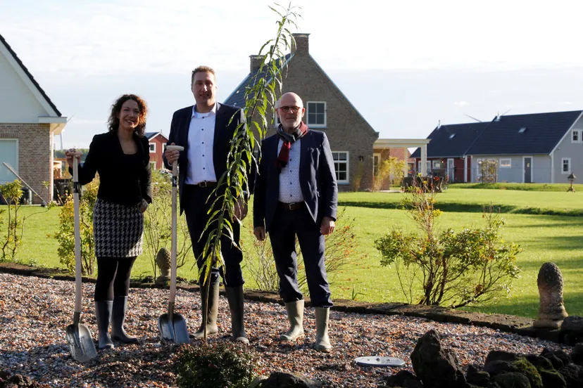 bestuurders planten wilg bij start waterlab flevoland foto persbericht