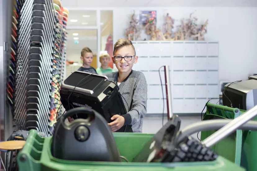 bijlage van persbericht kinderen aan de slag met elektronisch afval tijdens e waste race