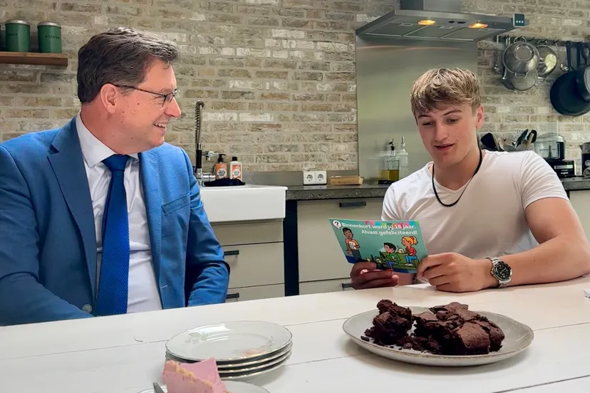 burgemeester roger de groot brengt bezoek aan bijna 18 jarige