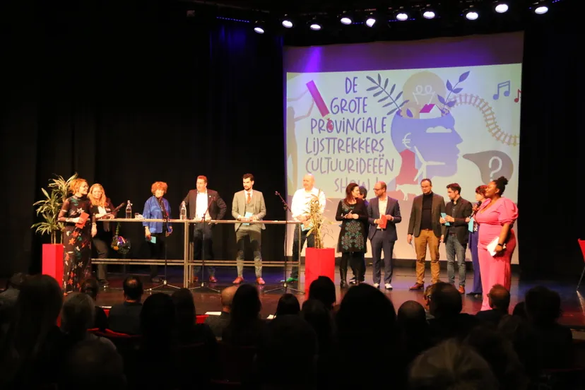 dgplcs 1 alle deelnemers op het podium