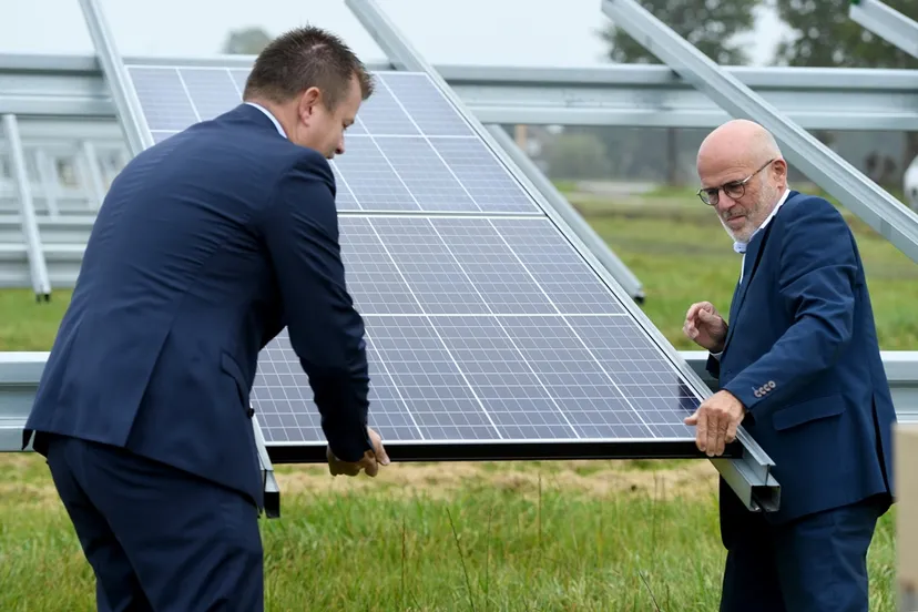 eerste zonnepaneeel de munt