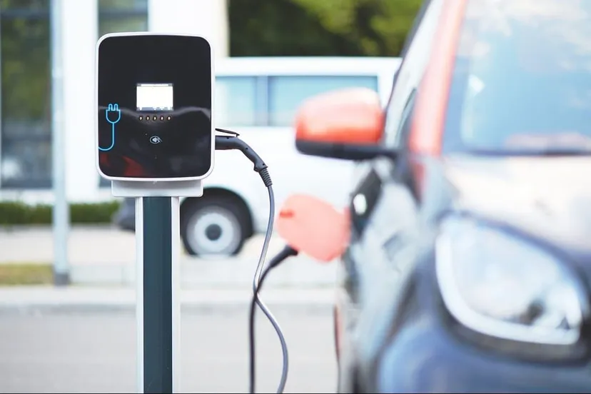 elektrische auto aan de lader e1668765717265