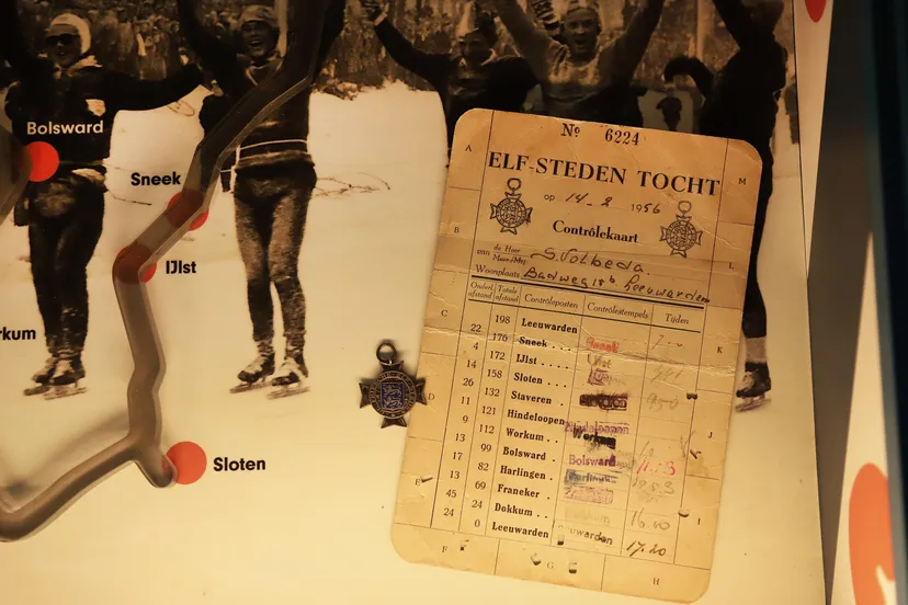 foto 2 elfstedenkruisje en stempelkaart in expositie bezoekerscentrum woudagemaal