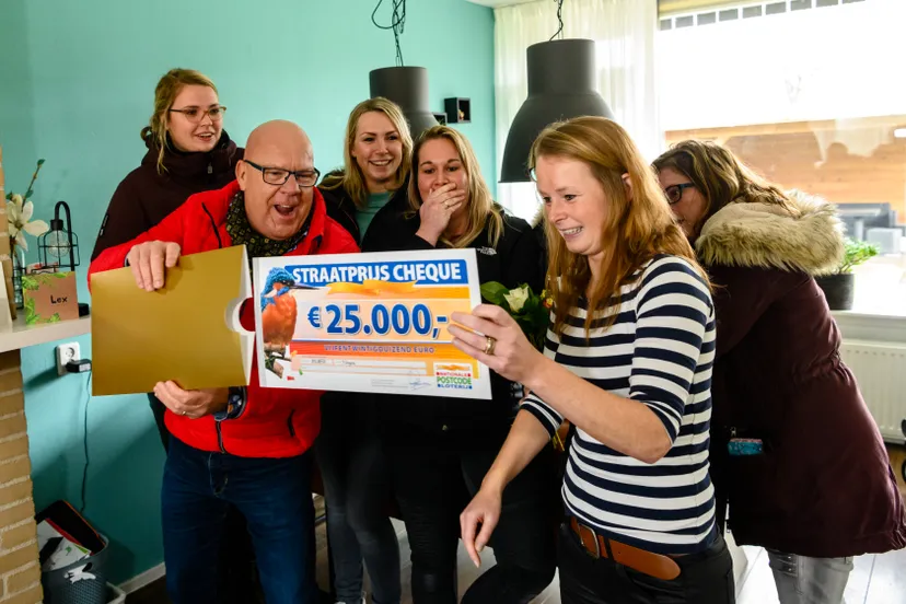 foto 2 inge uit nagele wordt verrast met een cheque van 25000 euro