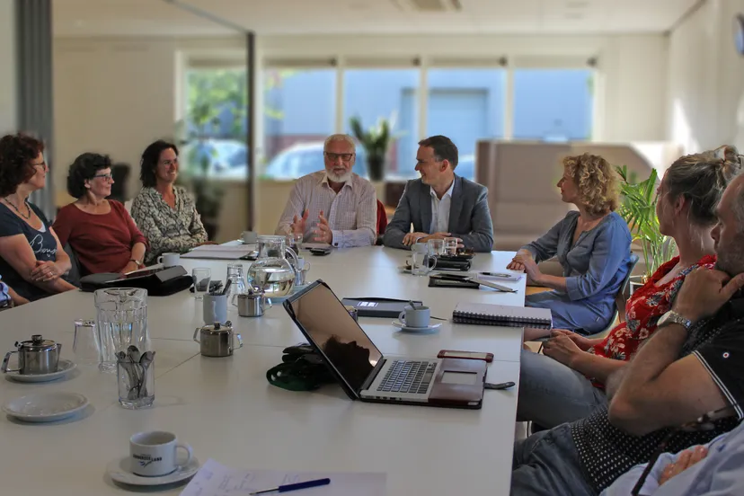 foto 2 wethouder anjo simonse midden met colbert maakt kennis met pvdt mhpublicatiesnl kopie