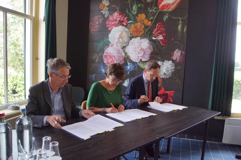 foto ondertekening realisatieovereenkomst nieuwe natuur bij schokland 2