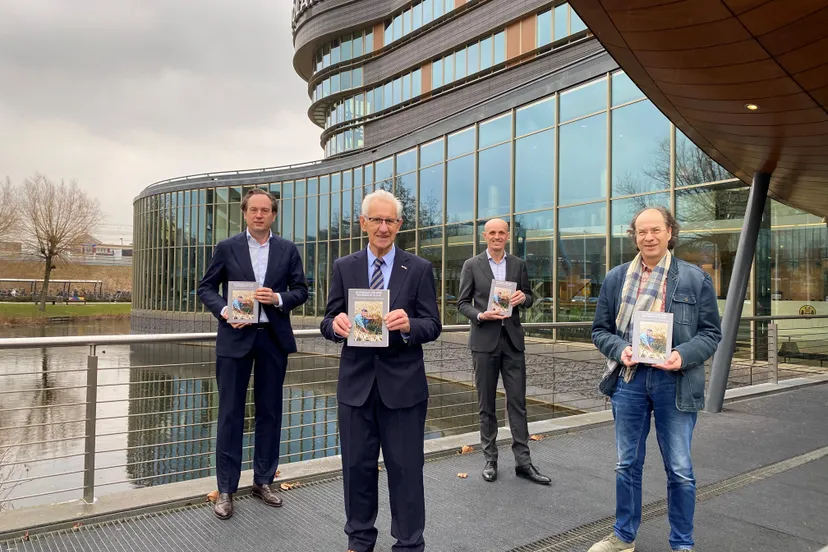 foto overhandiging boekje